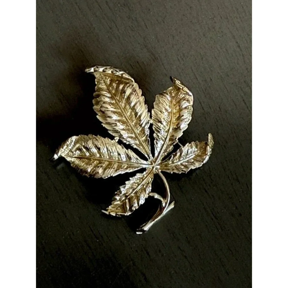 Vintage CORO signed chestnut leaf gold tone fall jewelry classic brooch